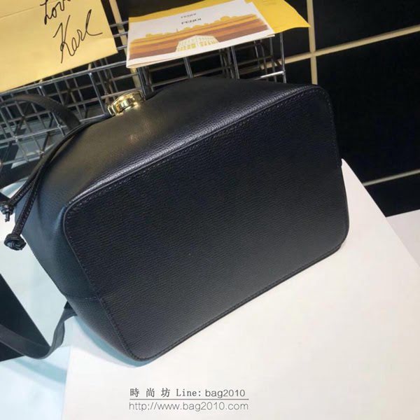 FENDI女包 BACKPACK新款 女士雙肩包 頂部金色五金裝飾 黑色 芬迪女背包  fdz2050